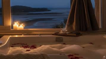 Premium Suite, Lanai, Beach View | Interior