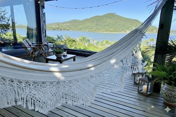 Suite Deluks, beranda, pemandangan pantai | Halaman properti