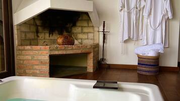 Deluxe Suite, Lanai, Beach View | Interior