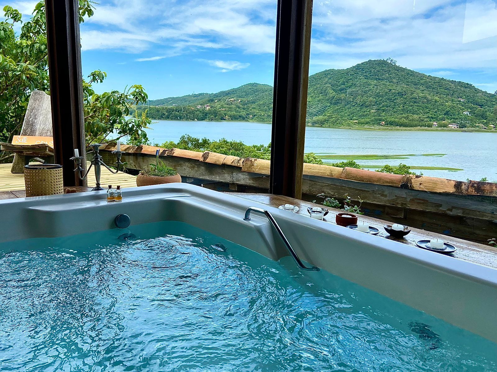 Suite Deluxe, lanai, vista a la playa | Tina de hidromasaje al aire libre