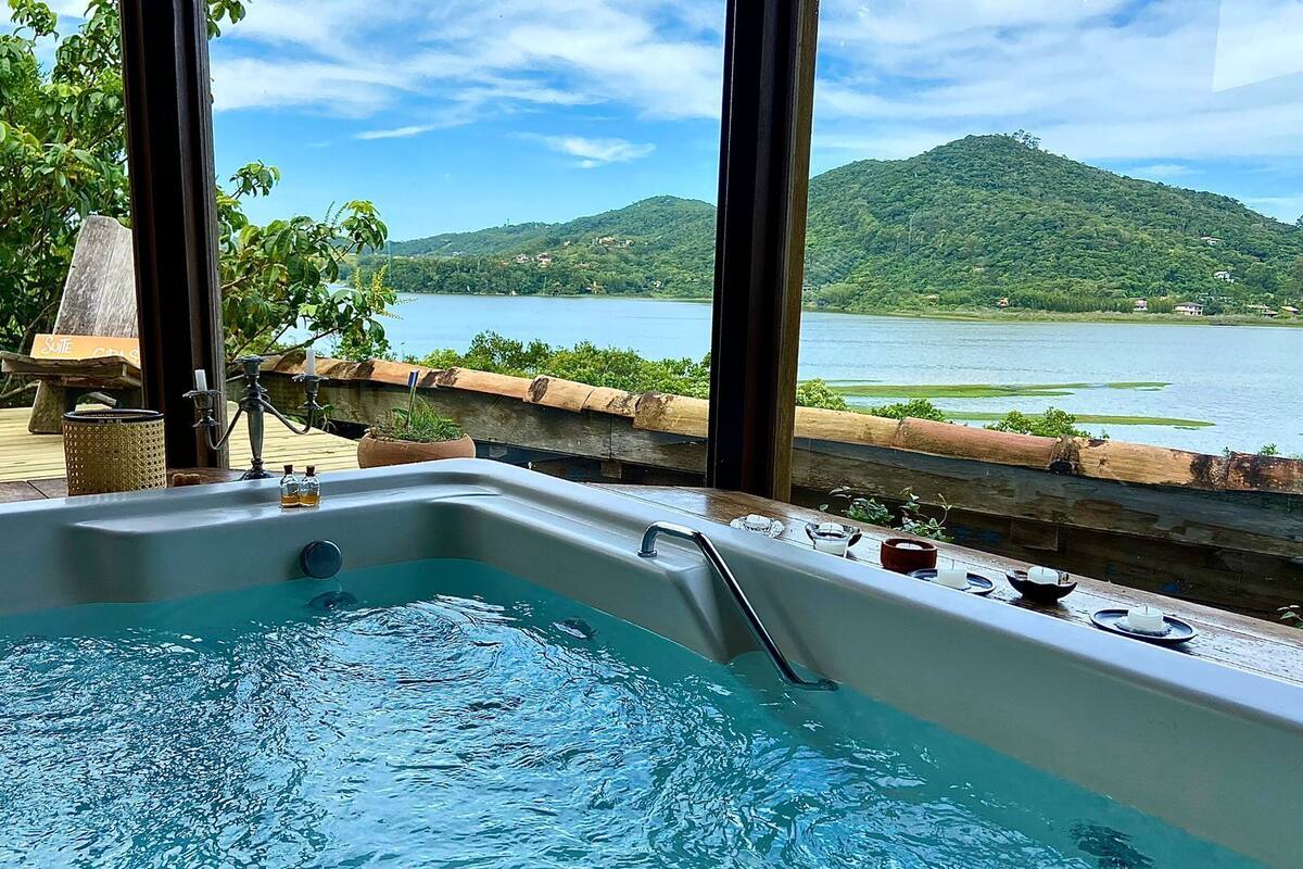 Suite Deluxe, lanai, vista a la playa | Tina de hidromasaje al aire libre