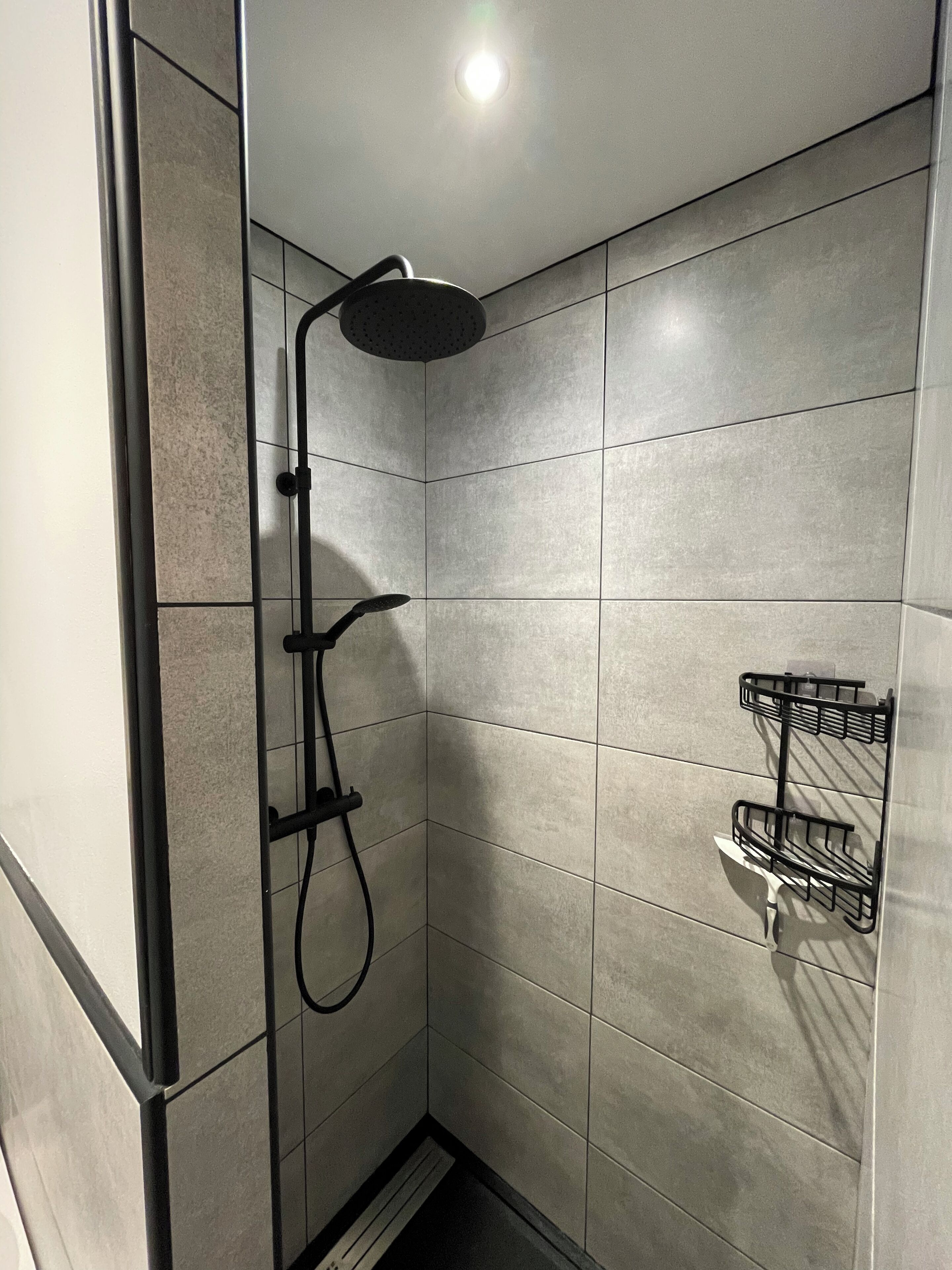 Douche, sèche-cheveux, serviettes fournies, savon