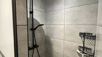 Douche, sĂšche-cheveux, serviettes fournies, savon
