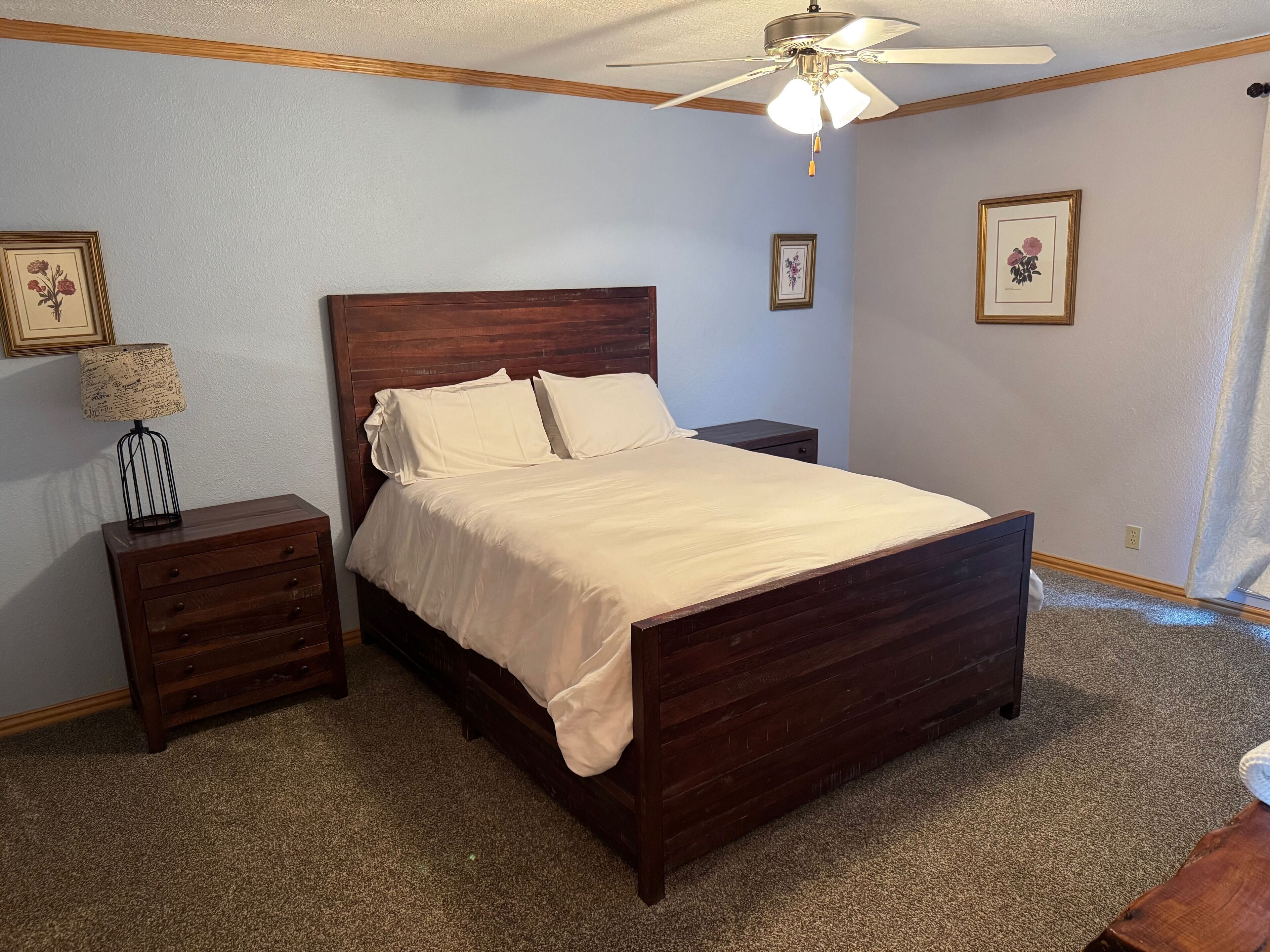 Een strijkplank/strijkijzer, wifi, beddengoed