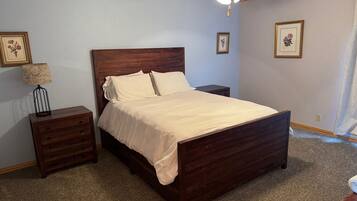 Een strijkplank/strijkijzer, wifi, beddengoed