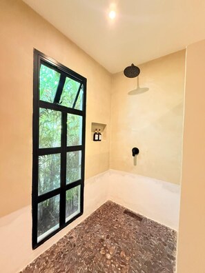 Family House, 5 Bedrooms | Bathroom | Shower, rainfall showerhead, free toiletries, towels - Casa Areca (Cartagena)