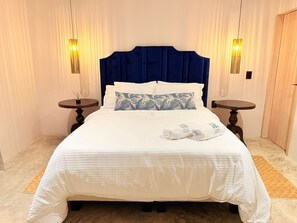 เครื่องนอนระดับพรีเมียม, ตู้นิรภัยในห้องพัก, พื้นที่ทำงานแบบใช้แล็ปท็อป