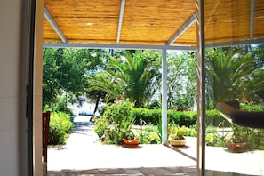 Comfort Apartment, Garden View | Interior