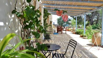 Standard Studio, Garden View | Outdoor dining