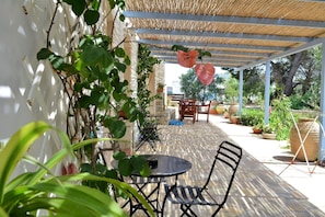 Standard Studio, Garden View | Outdoor dining - Volta Stonehouse Apartments (Fratsia)