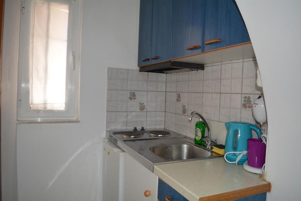 Mini-fridge, cookware/dishes/utensils