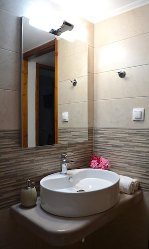 Shower, hair dryer, towels, soap - Volta Stonehouse Apartments (Fratsia)