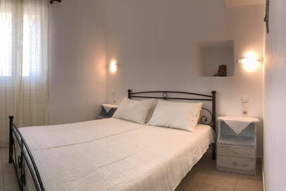 Classic Apartment, Garden View | Laptop workspace, free WiFi