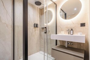 Shower, hair dryer, towels, shampoo - Luxury Chalet with Private Spa & Wellness Area (Megève)