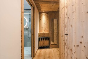 Shower, hair dryer, towels, shampoo - Luxury Chalet with Private Spa & Wellness Area (Megève)