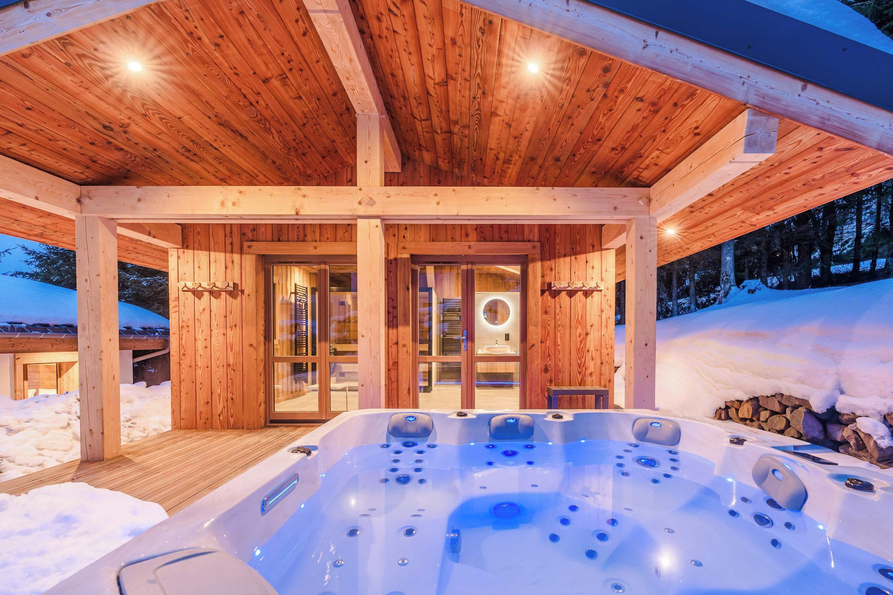 Outdoor spa tub