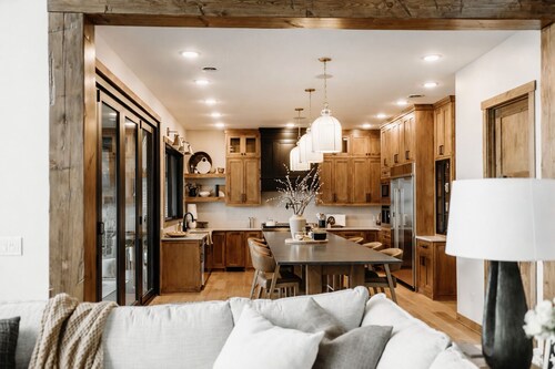 Luxury Lakefront Escape. Vaulted Ceilings & Panoramic Views -Escape to Paradise