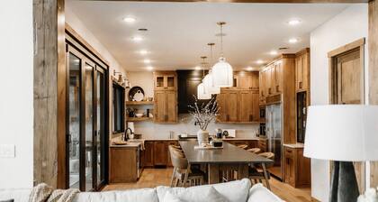 Luxury Lakefront Escape. Vaulted Ceilings & Panoramic Views -Escape to Paradise