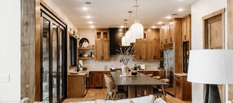 Luxury Lakefront Escape. Vaulted Ceilings & Panoramic Views -Escape to Paradise