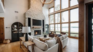 Smart TV, fireplace, stereo