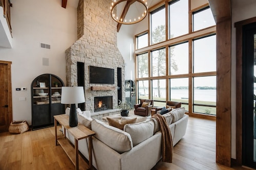 Luxury Lakefront Escape. Vaulted Ceilings & Panoramic Views -Escape to Paradise