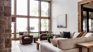 Smart TV, fireplace, stereo