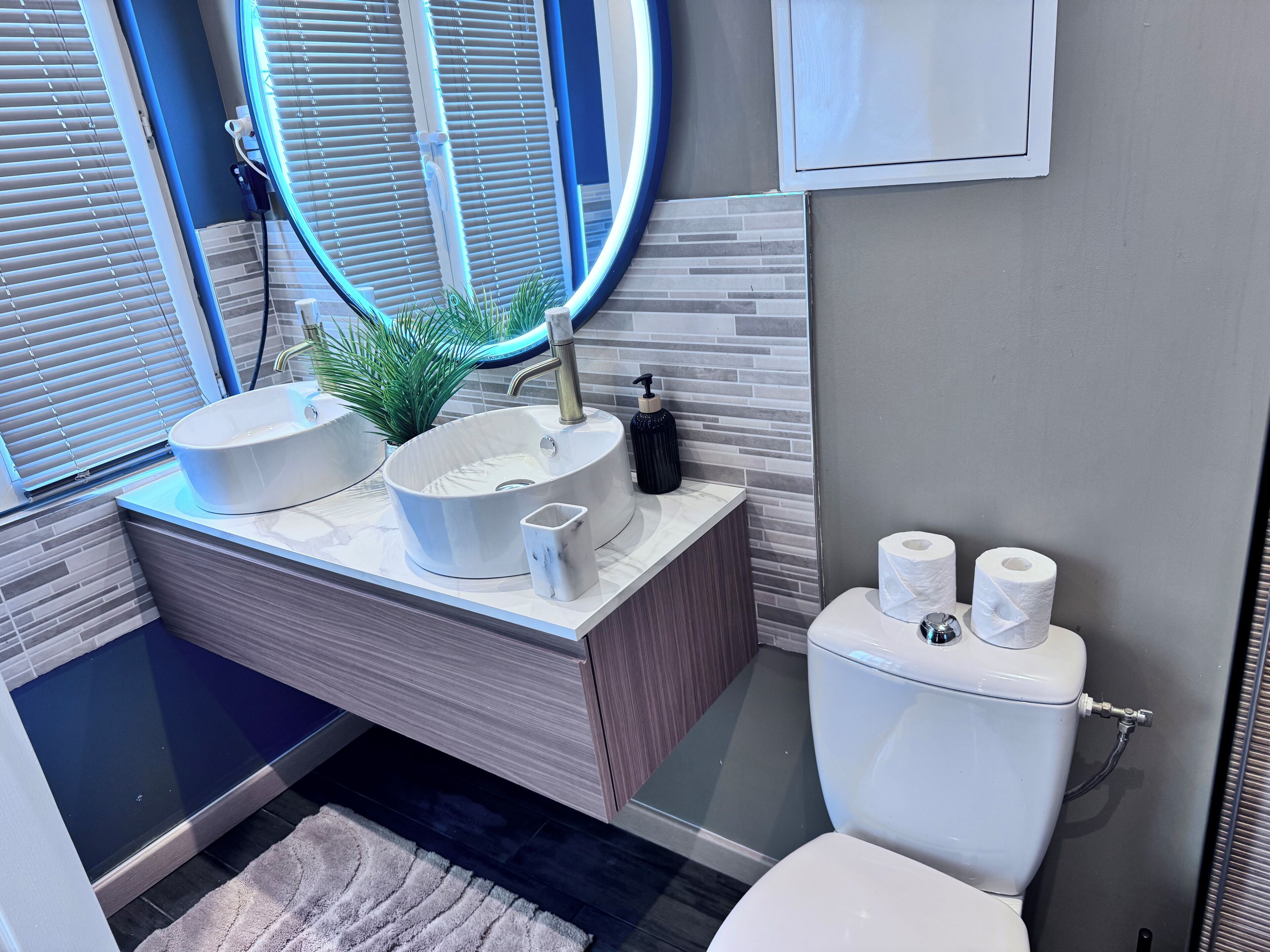 Sèche-cheveux, serviettes fournies, savon, papier toilette