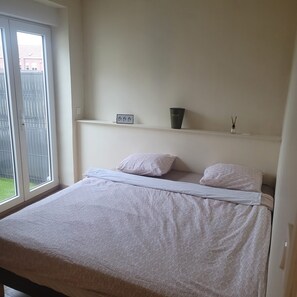 Een strijkplank/strijkijzer, wifi, beddengoed