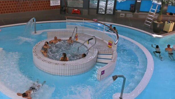 A swimming pool with a hot tub and a separate shallow area. - House 8 pers - Jacuzzi - Near Lille & Belgium (Tourcoing)