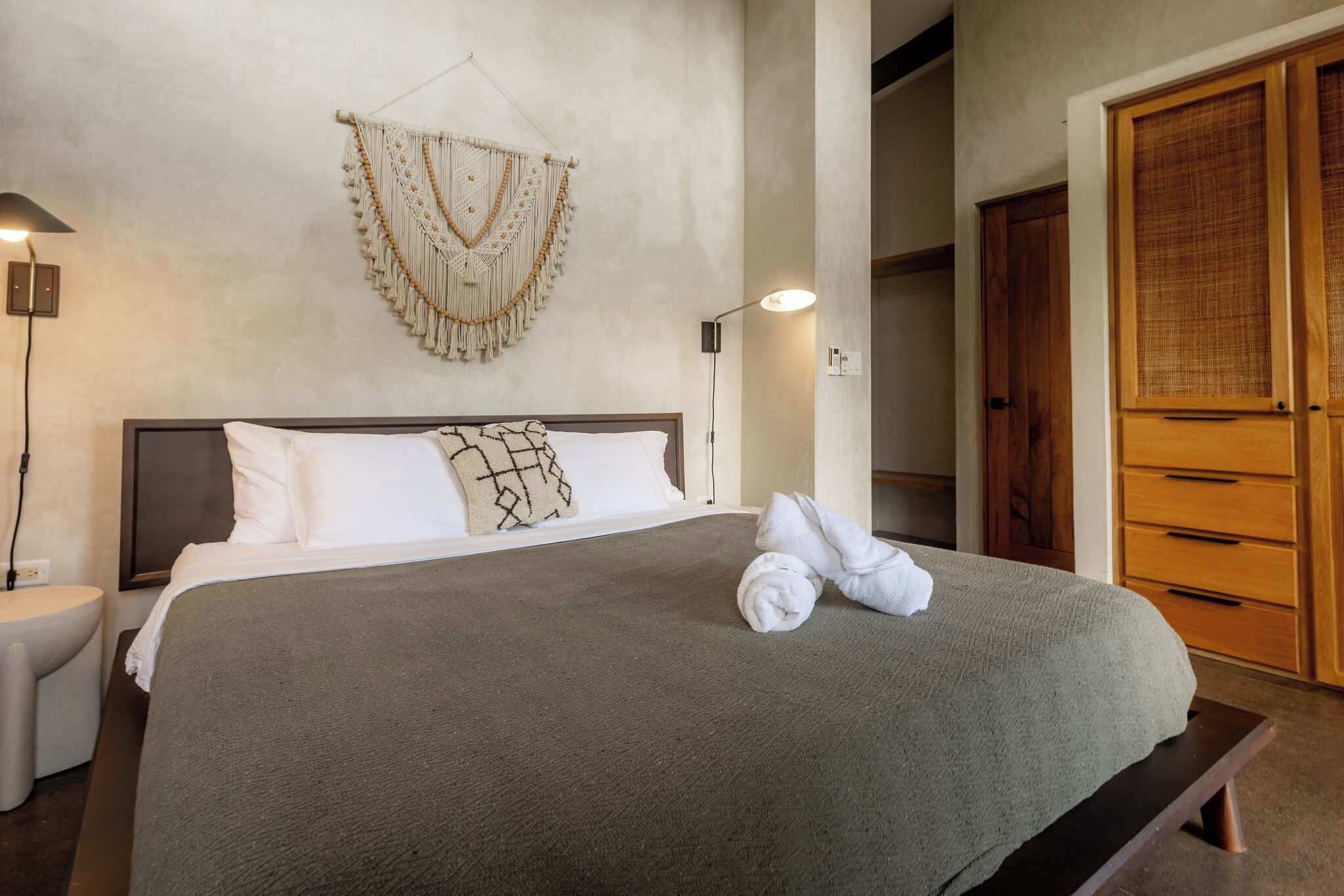 Escritorio, cuna de viaje, wifi y ropa de cama 