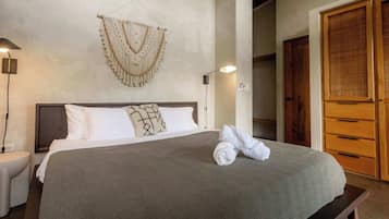 Escritorio, cuna de viaje, wifi y ropa de cama