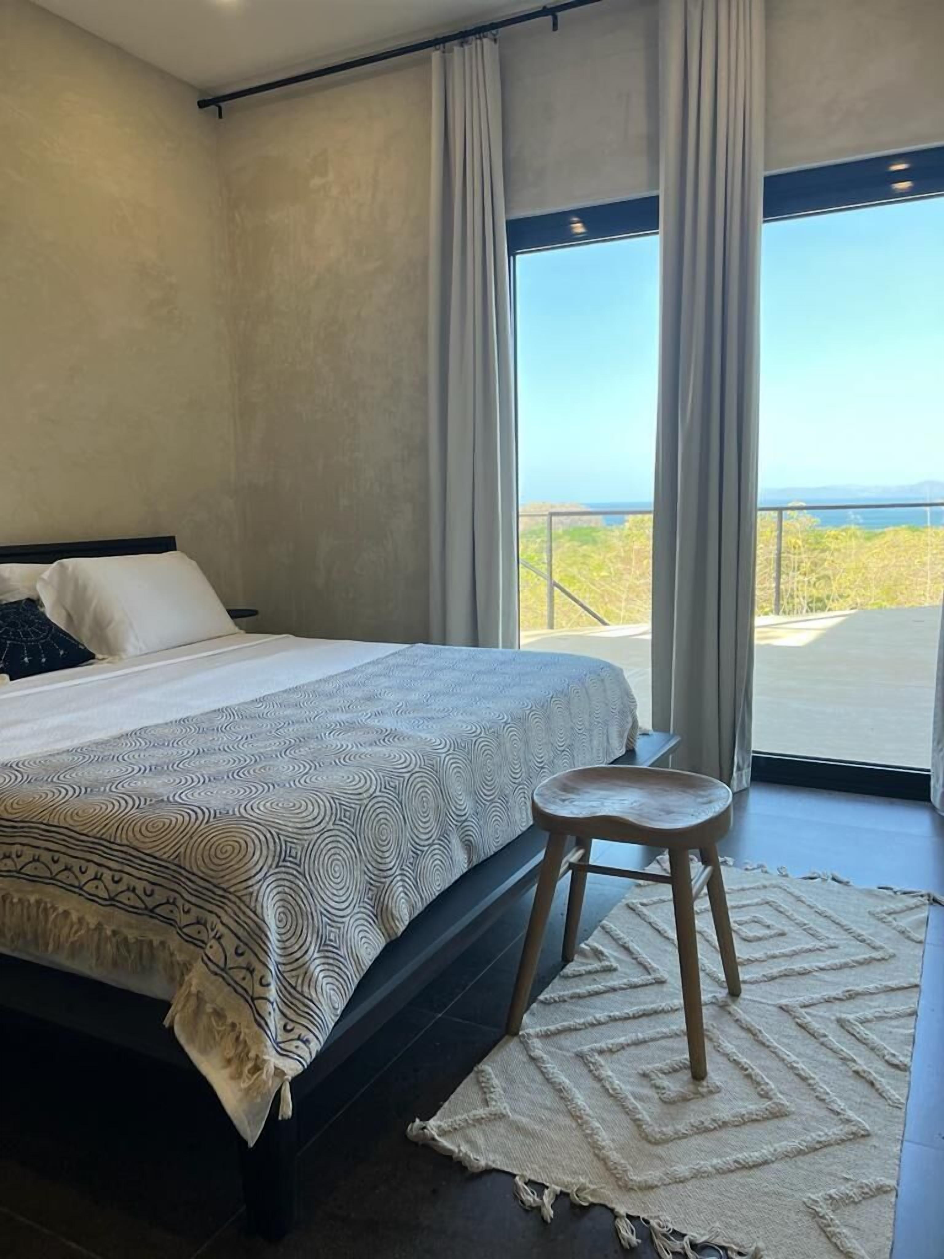 Desk, travel cot, WiFi, bed sheets