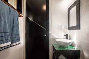 Een douche, handdoeken