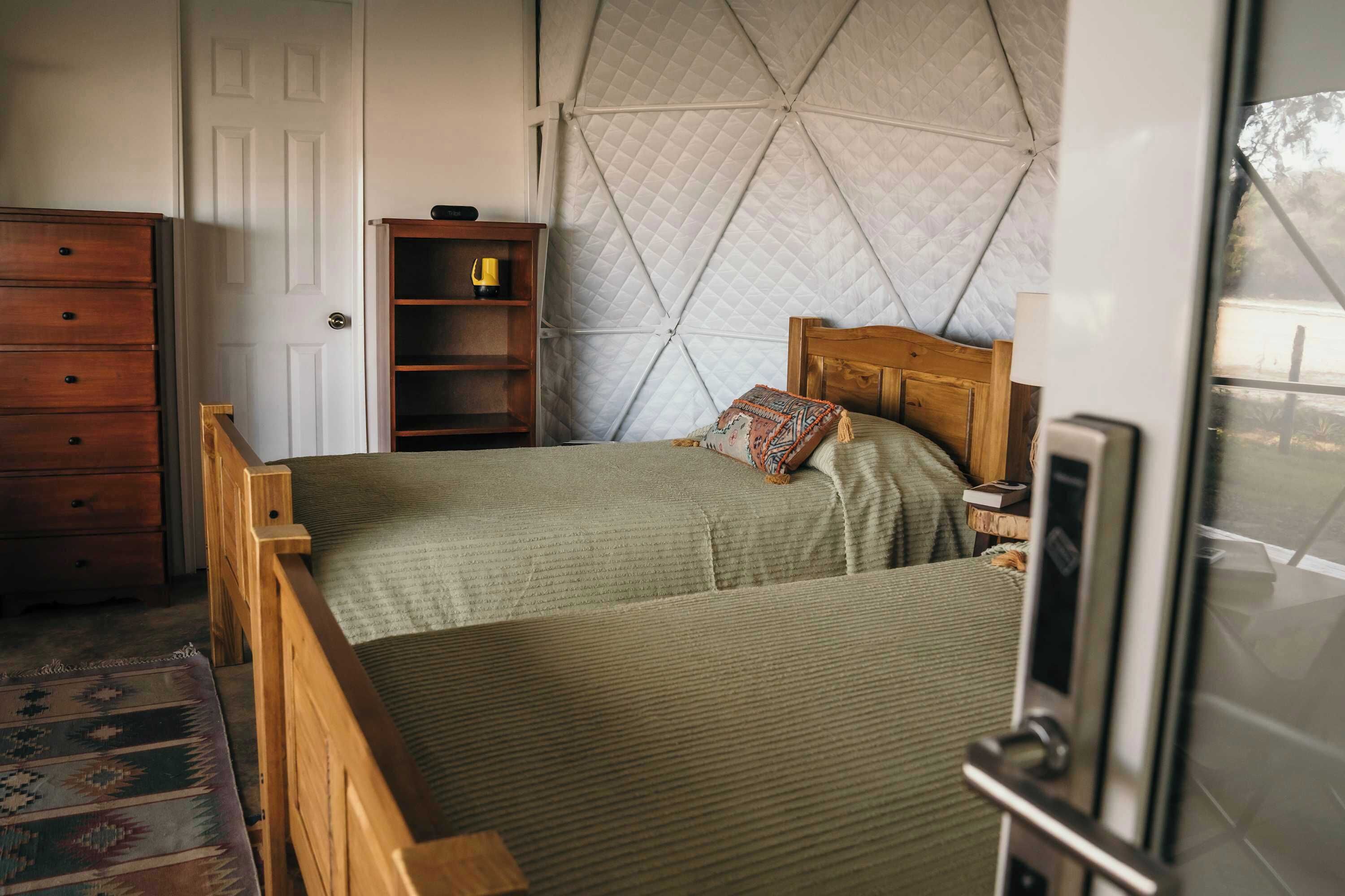 Skrivebord, wi-fi og sengetøy