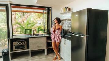 Cafetera y tetera, refrigerador, microondas y horno