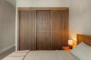 Travel crib, WiFi, bed sheets