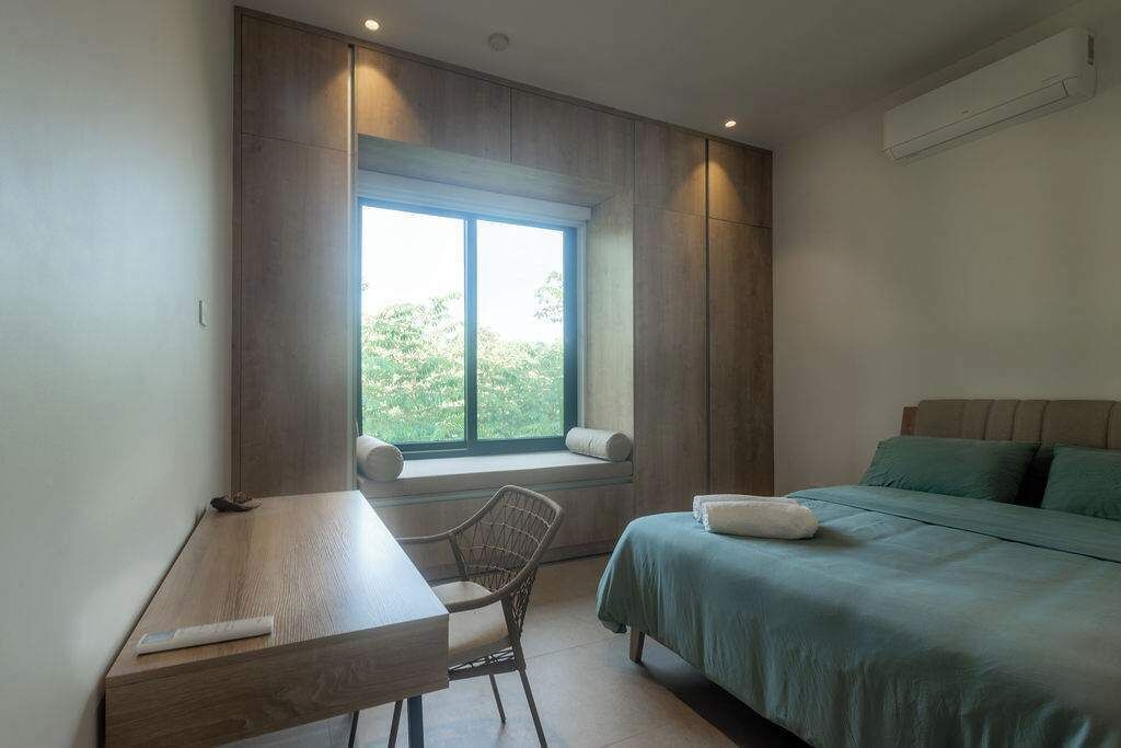 Travel crib, WiFi, bed sheets