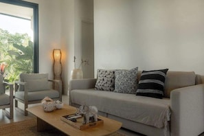 TV, offices - Oceanview Home with Pool in Venao (Playa Venao)