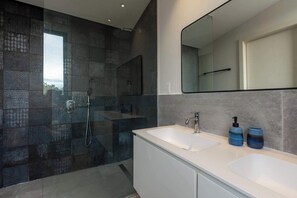 Shower, towels - Loma Venao, Panoramic Oceanview Villa (Las Escobas del Venado)