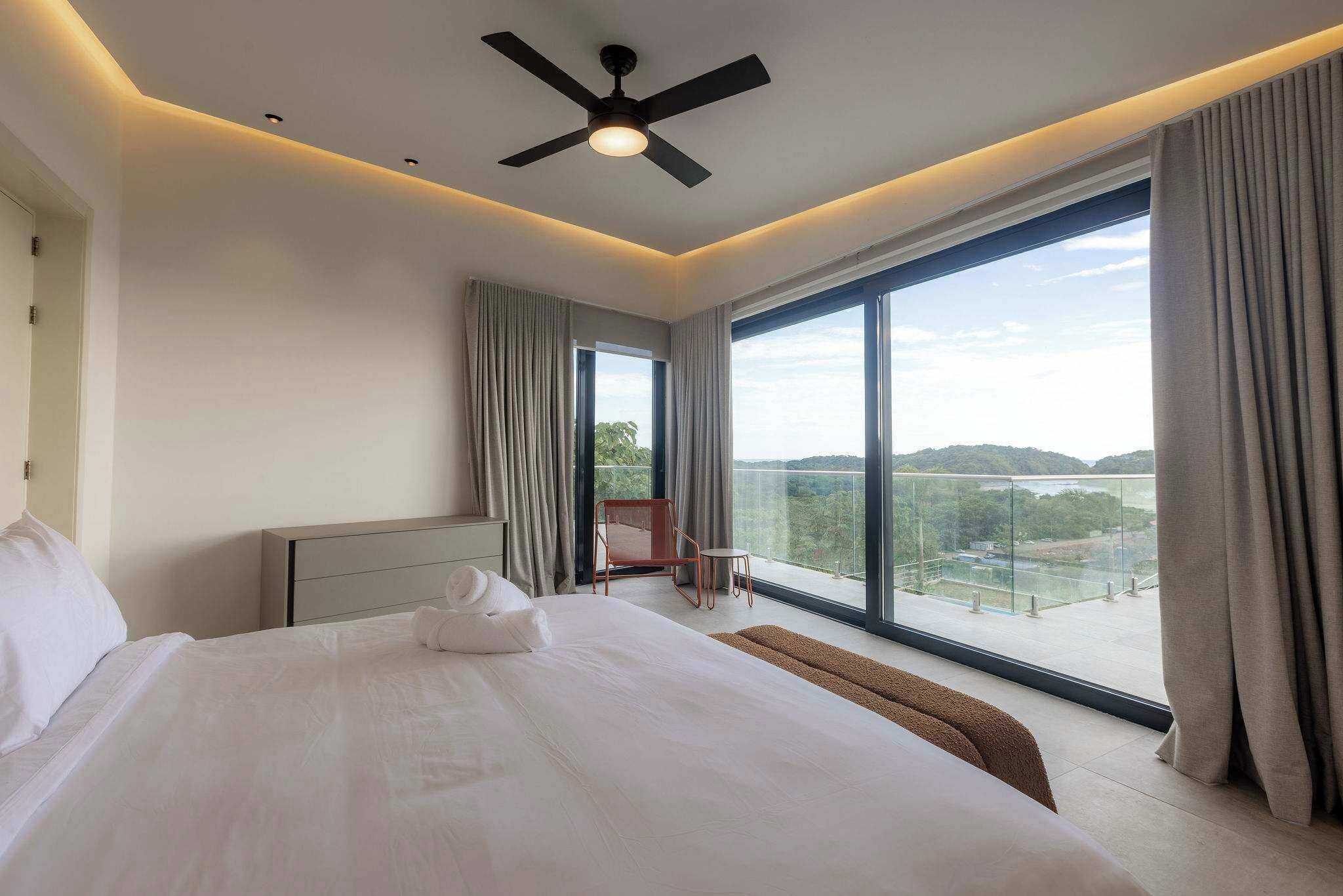 3 bedrooms, desk, WiFi, bed sheets