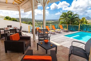 Outdoor dining - Superb, colourful villa - Sun, pool & fun (Sainte-Luce)