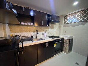 Microondas, horno, parrilla de estufa y cafetera y tetera 