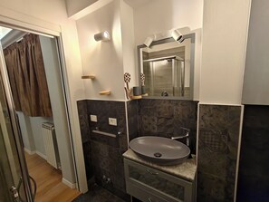 Shower, hair dryer, bidet, towels - Cozy and warm apartment in the center of Rome, a few steps from the Colosseum (Roma)