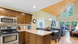 Private kitchen - Falcon's Rest is a perfect spot to unwind.  Special rates for long stay. (Parksville)