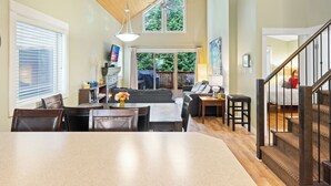 Interior - Falcon's Rest is a perfect spot to unwind.  Special rates for long stay. (Parksville)