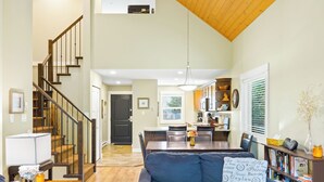 Living area - Falcon's Rest is a perfect spot to unwind.  Special rates for long stay. (Parksville)