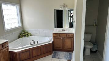 Jetted tub, hair dryer, towels