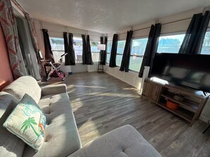 Smart TV - Charming 2-bedroom house with Pool. (Seminole)