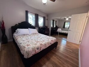 2 quartos, escrivaninha, ferros/tábuas de passar roupa, Wi-Fi