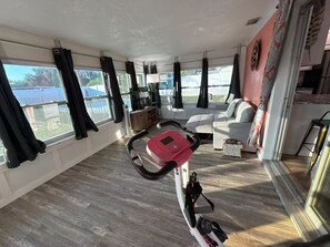 Fitness facility - Charming 2-bedroom house with Pool. (Seminole)